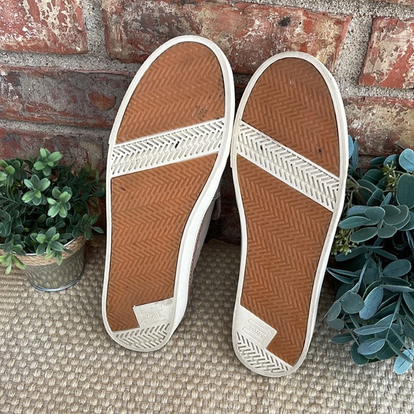 Beautiful Toms suede shoes size 11 - Picture 3 of 8